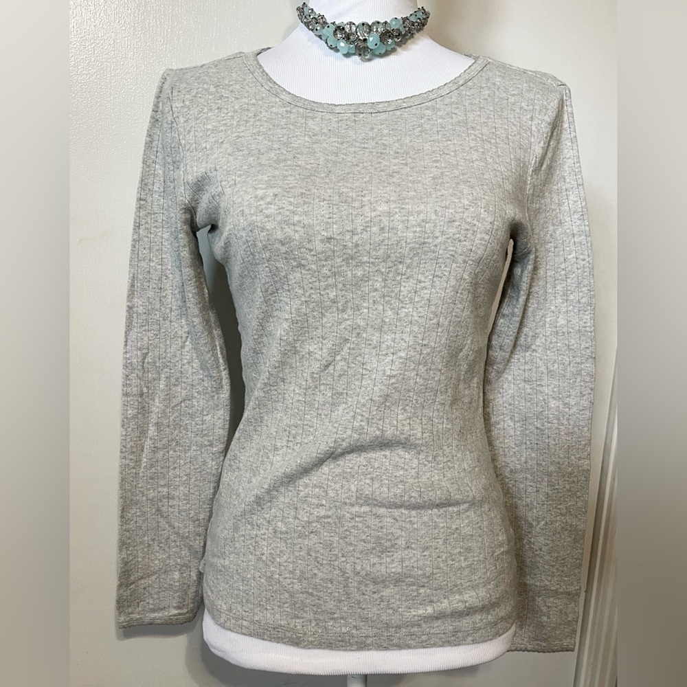 New without tags! A loves a light grey sweater with fine details size M